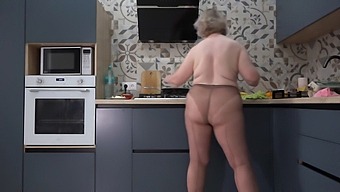 Watch A Curvy Wife In Nylon Pantyhose In The Kitchen